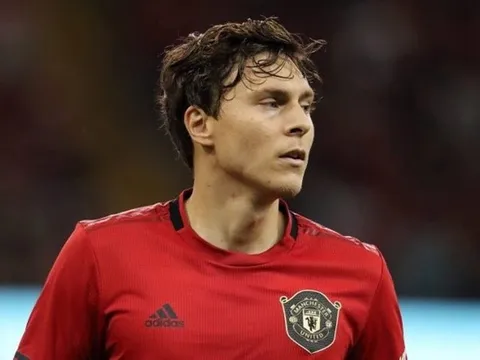 Fan Man Utd: "Đã bao giờ cậu ấy thắng trong không chiến hay chưa?"