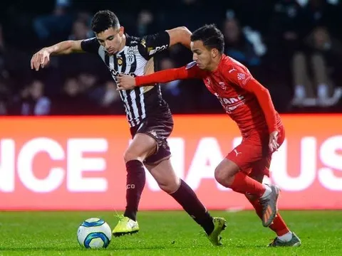 Theo đuổi 'Evra mới', Man Utd nhận tin vui