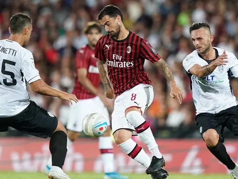 Thi đấu bế tắc, AC Milan bị "gã tí hon" cầm hòa