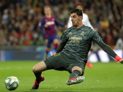 Thibaut Courtois lại làm điều không tưởng và quá tuyệt ở Real!