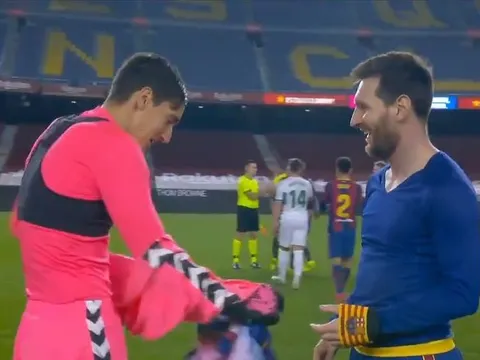 Thủ môn Elche 'ngớ người' khi được Messi đổi áo đấu