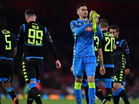 Thủ môn Napoli công khai bày tỏ tình cảm với sao Juventus