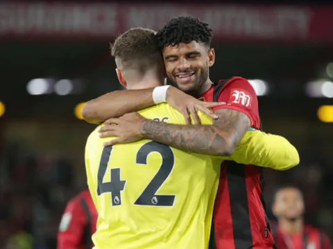 Thủ thành 20 tuổi Premier League gây sốc, cản phá toàn bộ loạt penalty