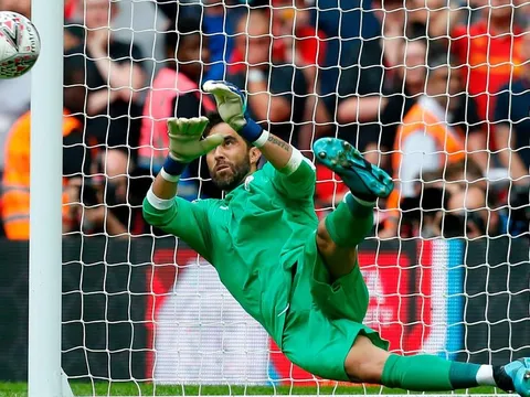 Thủ thành Man City nói gì khi được Arsenal quan tâm?