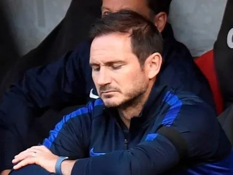 Thua đau, Abraham tiết lộ điều Lampard làm trong phòng thay đồ Chelsea