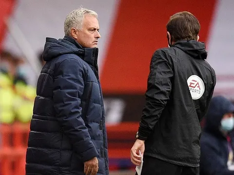 Thua đau, Mourinho vạch trần cái tên "núp trong văn phòng"