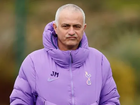 Thượng tầng keo kiệt, CĐV Tottenham "khóc thay" Mourinho