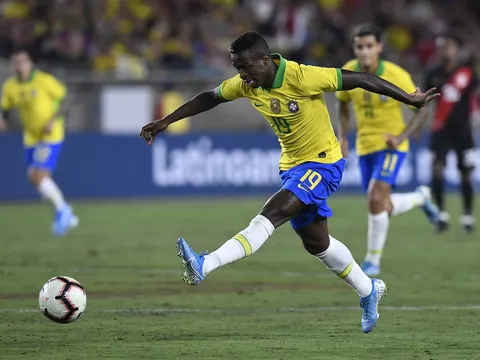 Thuyền trưởng đội tuyển Brazil báo tin dữ cho sao Real