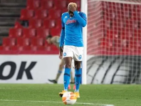 Tiền đạo 70 triệu euro của Napoli bất tỉnh sau va chạm