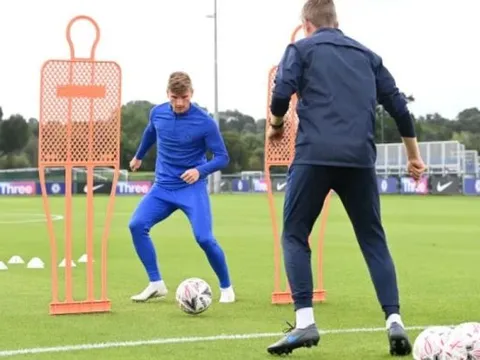 Timo Werner mạnh mẽ trong buổi tập đầu tiên ở Cobham