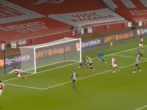 Aubameyang với tình huống xấu hổ bậc nhất sự nghiệp