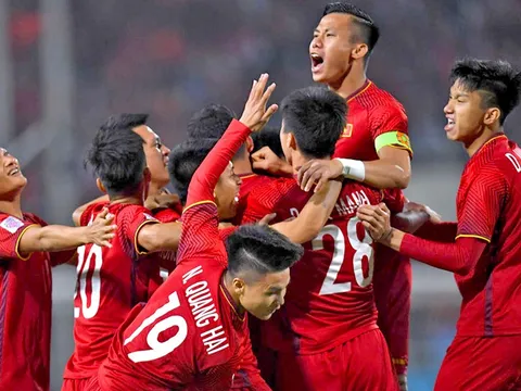 "Toang" nặng hàng thủ, HLV Park Hang-seo giữa “thập diện mai phục”