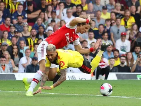 "Tôi chưa từng thấy màn trình diễn nào thảm hại như của Arsenal"