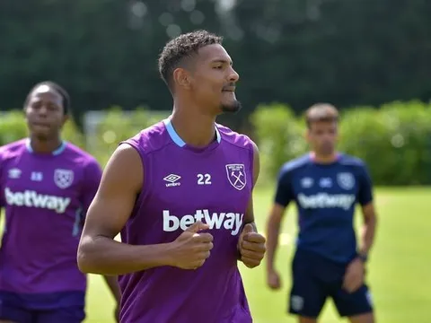 "Tôi đến đây để kiếm nhiều tiền, nhưng giờ lại gặp Man City, tại sao?"