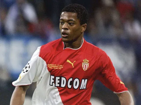 "Tôi nhét thịt gà vào giày thi đấu. Nó giúp tôi ký HĐ với Man Utd"