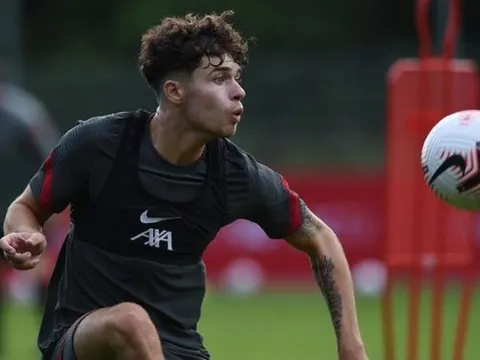 “Tôi tiến bộ vì đối đầu cầu thủ chạy cánh xuất sắc nhất thế giới mỗi buổi tập”