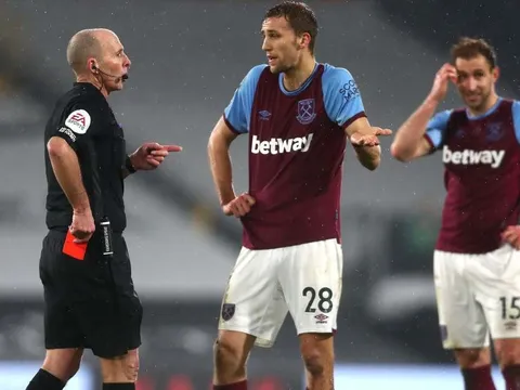 Liên tục đuổi người, trọng tài Ngoại hạng Anh nhận thư 'doạ giết'