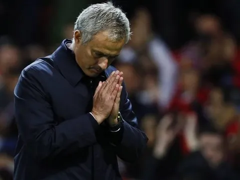 Bị Tottenham sờ gáy, Mourinho phải công khai xin lỗi