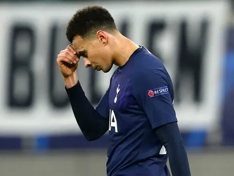 Tottenham lại đánh rơi điểm, "kẻ thất sủng" của Mourinho thực hiện 1 hành động