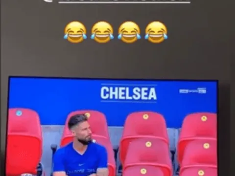 "Trả thù" sâu cay, Lacazette tung đòn độc với Giroud trên Instagram