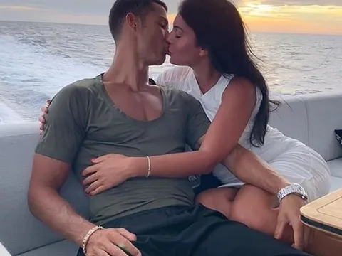 Tranh thủ nghỉ hè, Ronaldo và bạn gái "khóa môi" đầy tình cảm