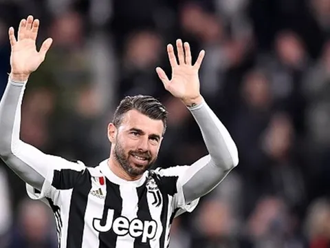 Tri ân huyền thoại, Juventus và Sarri nhận cái kết đắng