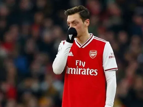 Trở thành người thừa, Ozil hé lộ tương lai với bạn thân