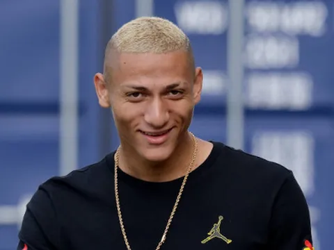 Trở về thành phố Liverpool, sao Brazil ra mắt mái tóc mới