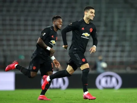 Trong ngày MU thăng hoa, "Fred máy quét" hóa Xavi, "vua hề" biết nã rocket