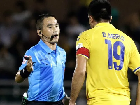 "Sếp" trọng tài hứa rút kinh nghiệm, Nam Định yêu cầu từ chức