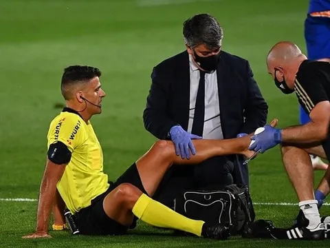 Trọng tài chấn thương, Real Madrid lại hưởng lợi từ phạt đền