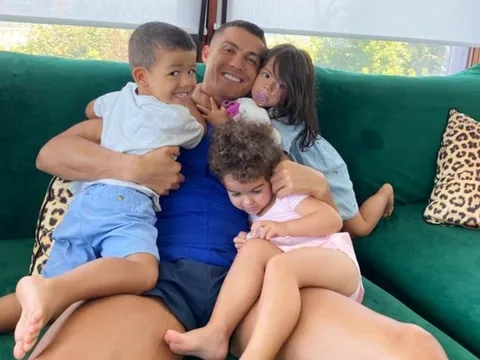 Trước đại chiến, Ronaldo hiện diện với mái tóc mới