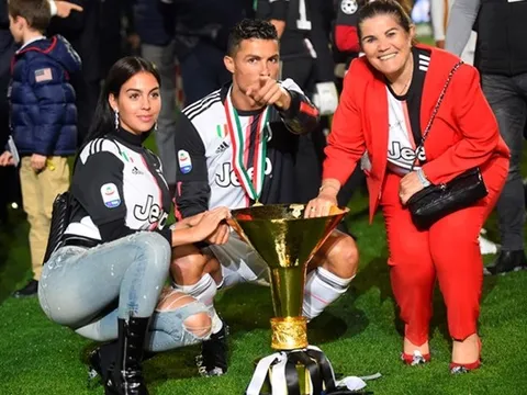 Trước ngày trở về Juventus, Ronaldo chi 100 nghìn euro mua quà tặng mẹ