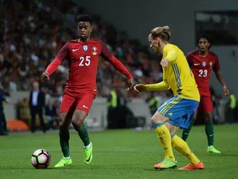 Từ chối cả Châu Âu, Barca quyết giữ mục tiêu 36 triệu của MU đến cùng