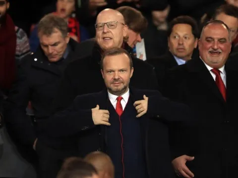 Từ email bị lộ của Ed Woodward: Fan Man Utd hãy mơ về song sát phòng ngự