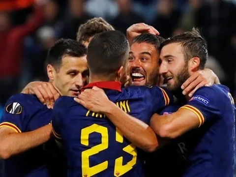 Tung 19 cú sút, AS Roma vẫn "sa lầy" trên đất Áo