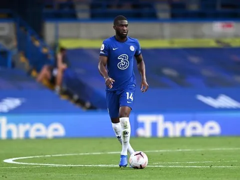 Tương lai của trung vệ Chelsea bỏ ngỏ khi HLV muốn 'săn tân binh'