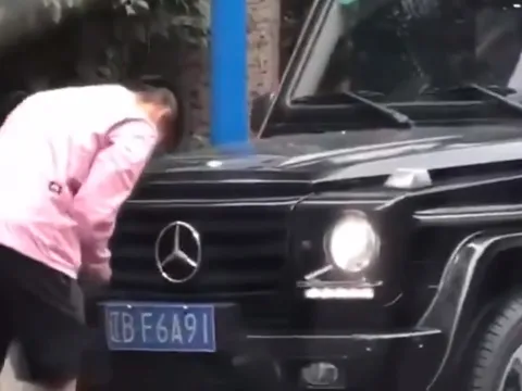 Tuyển thủ Trung Quốc bị bắt vì ngang nhiên thay biển số giả trên phố