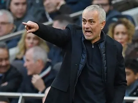 Uất ức sau trận thua, fan Tottenham đem Mourinho ra làm bia xả giận