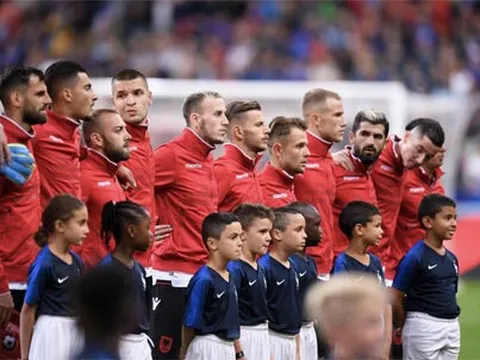 UEFA mắc sai lầm khó tin, Stade de France "sục sôi"
