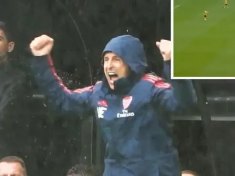 CHOÁNG! Sao Arsenal quá dũng mãnh, Emery ăn mừng hết cỡ như vừa ghi bàn