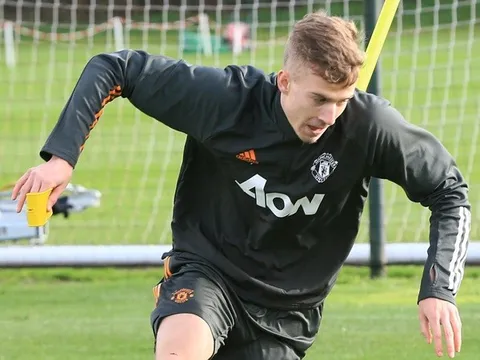 XONG! Chia tay Man Utd, 'người khổng lồ' hồi hương thi đấu