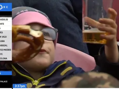 CĐV nhí 'nhọ' nhất năm: Bị quay lại cảnh uống bia trên khán đài