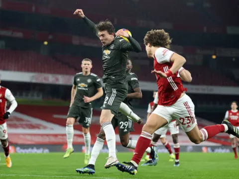 Khiến Bruno Fernandes tiếc nuối, David Luiz có phản ứng cực mạnh