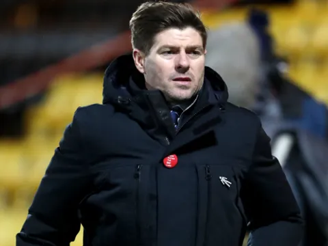 Steven Gerrard ăn thẻ đỏ trong ngày Rangers thắng trận