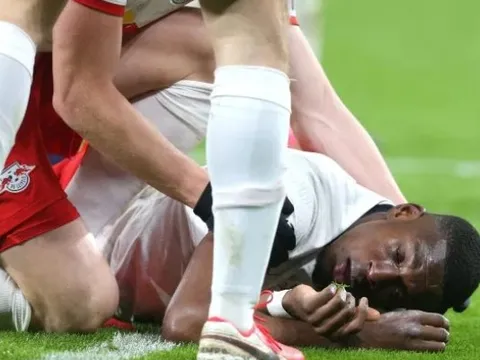 Va chạm kinh hoàng, sao Leipzig bất tỉnh và đầy máu