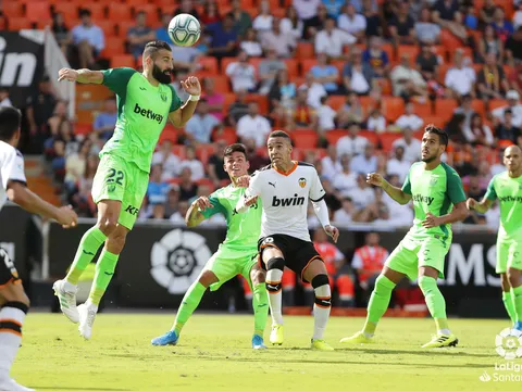 Valencia đánh rơi điểm trong ngày "hang dơi" đại loạn vì biểu tình