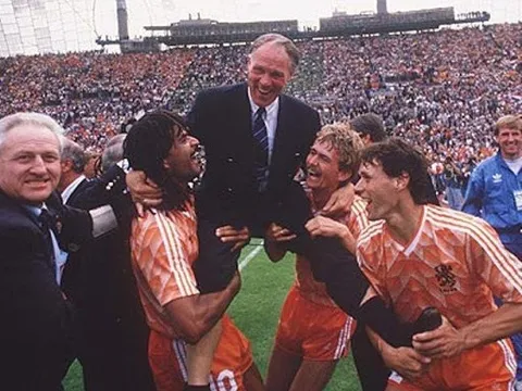 Van Basten: 'Tôi có cảm giác Michels không muốn Cruyff cùng Hà Lan vô địch World Cup'