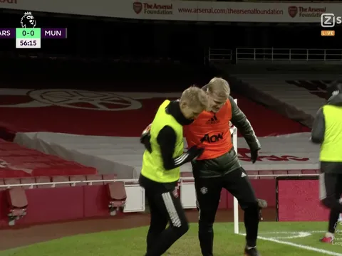 Van de Beek để lại hình ảnh gây bão với tân binh của Arsenal