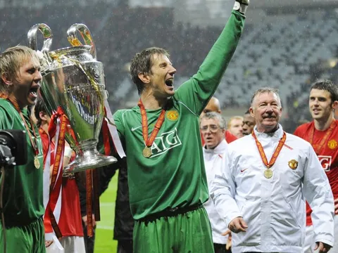 Van der Sar ôn kỷ niệm với M.U, fan Quỷ đỏ đồng loạt vào 'đòi nợ'